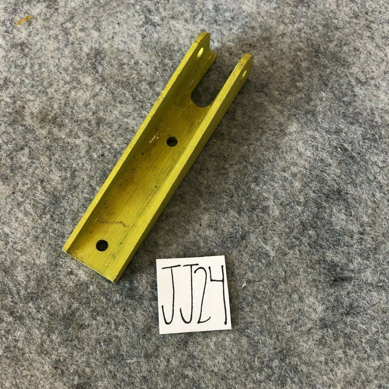 Piper PA-23 Center Flap Hinge P/N 17102-01